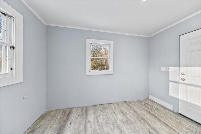 Building Photo - 996 Haverstraw Rd