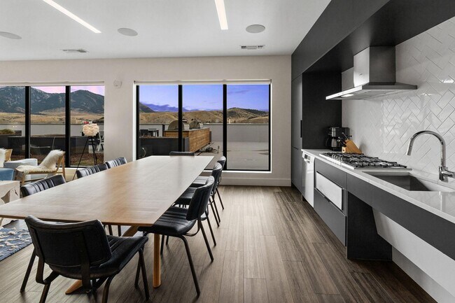 Building Photo - 221 E Oak St