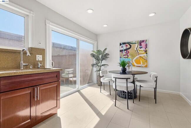 Building Photo - $3,150 / 2 BR - Updated Townhome in Prime Union City!