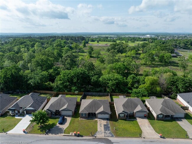 Building Photo - 2409 Crestview Ln