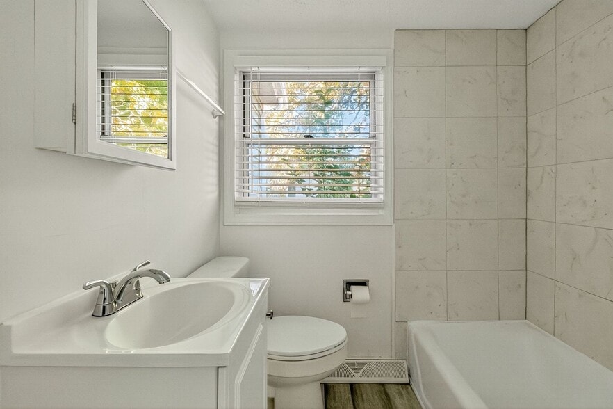 Building Photo - 323 S Columbia St