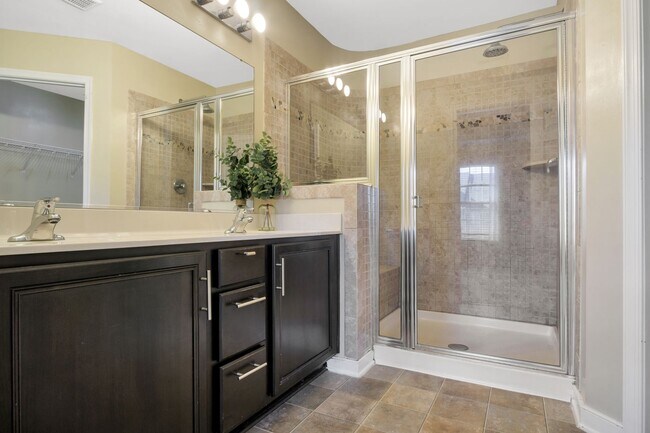 Building Photo - Spacious 3 Bedroom 3.5 Bathroom Townhome in Newport News
