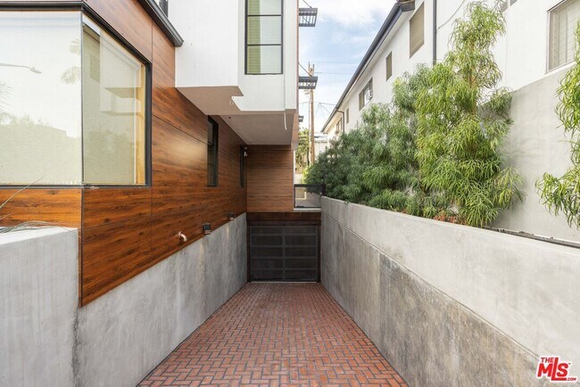 Building Photo - 547 N Sweetzer Ave