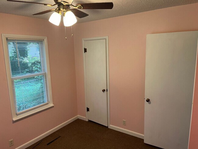 Building Photo - Charming 2 Bedroom with HUGE Yard!