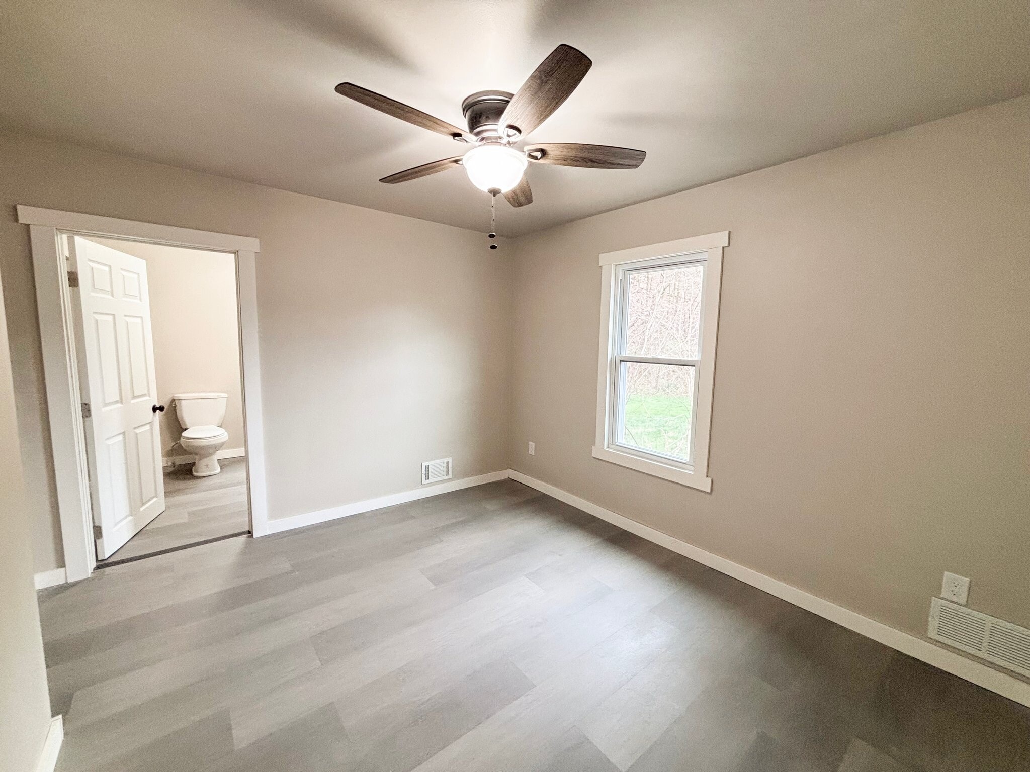 Building Photo - 489 Evergreen Rd