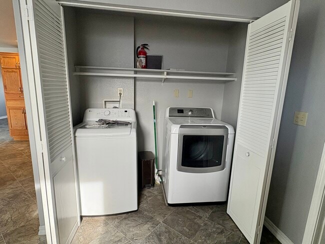 Building Photo - 240 Circle Dr