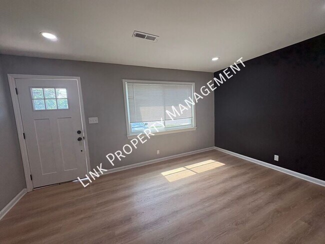 Building Photo - 123 Sequoia Dr