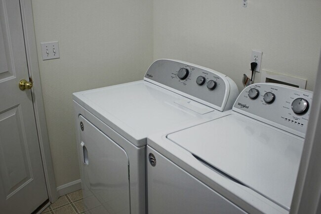 Building Photo - 3 Bedroom House For Rent in Oregon Water Wonderland