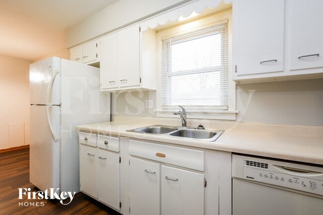 Building Photo - 18523 Oak Ave