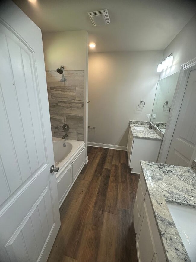 Building Photo - AVAILABLE NOW!