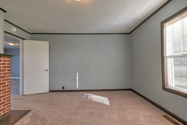 Building Photo - 1408 W College St