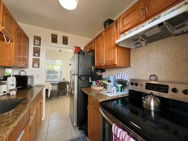 Building Photo - 1130 NE 3rd Ave