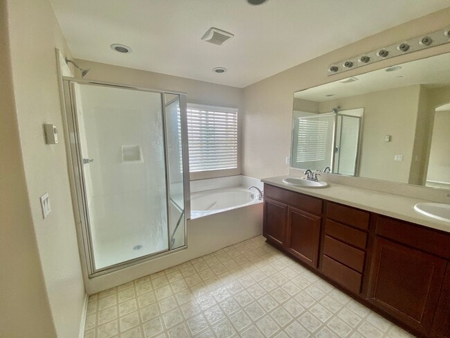 Building Photo - Oxnard- Spacious 3 bedroom in Westwind Com...