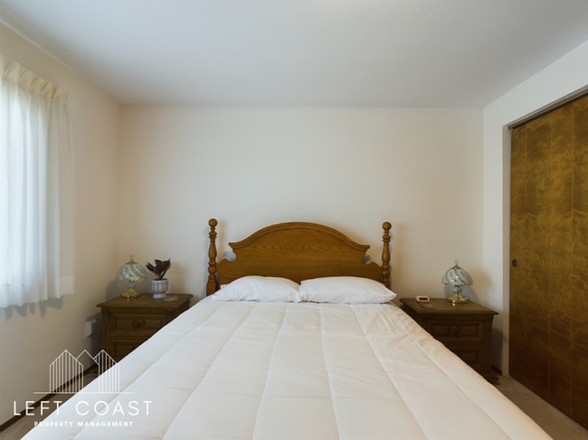 Building Photo - 890 SW 7th St