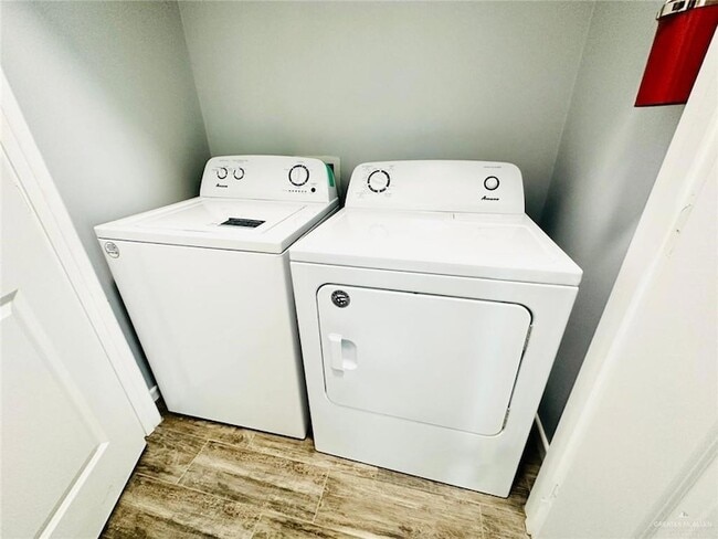 Building Photo - 3911 Valeria St