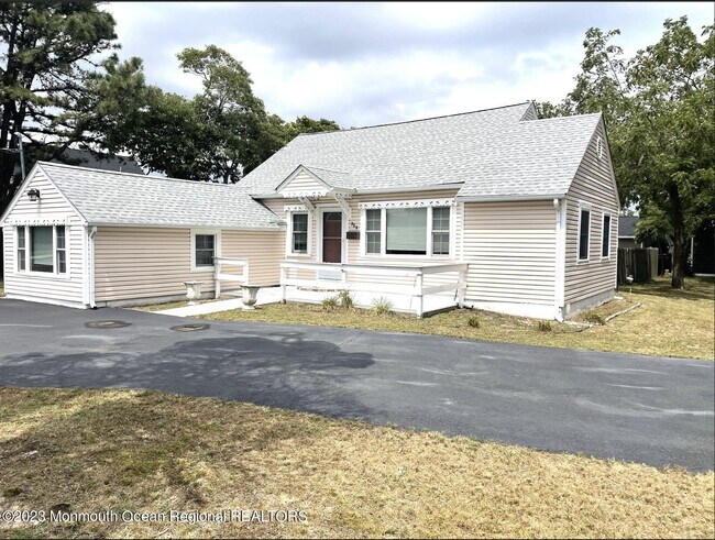 Building Photo - 560 Princeton Ave