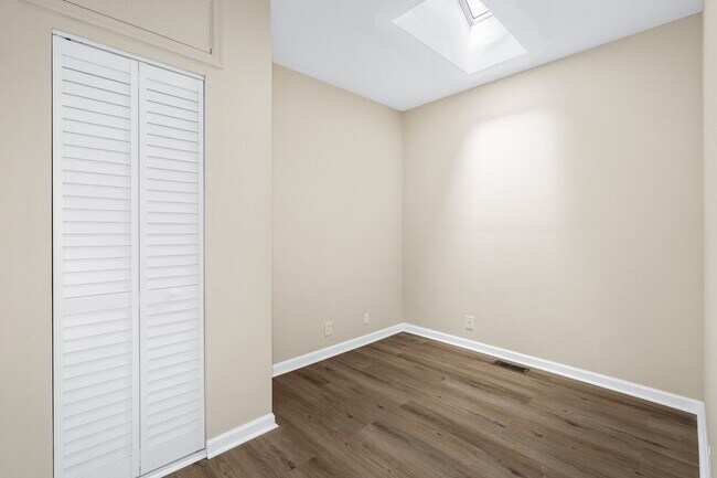 Building Photo - Charming Cottage in sought after Old Hicko...