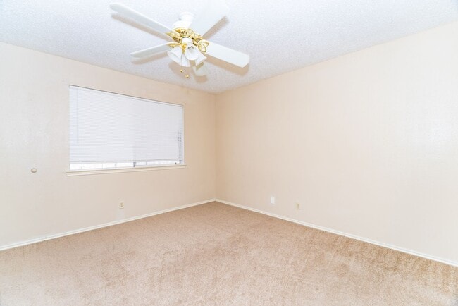 Building Photo - 2-BEDROOM DUPLEX