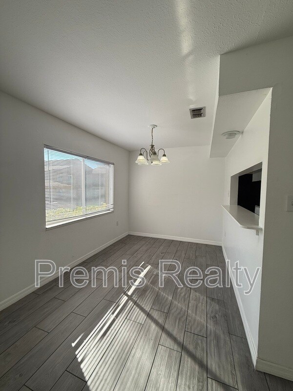 Building Photo - 1575 Greenlea Dr