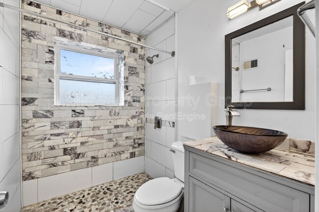 Building Photo - 2352 Rockdale Ave