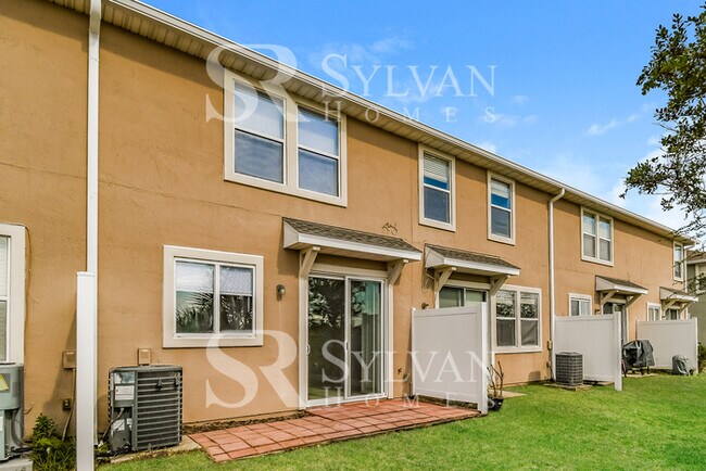 Building Photo - You'll love this well maintained townhouse!