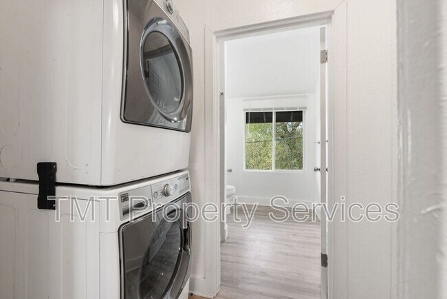 Building Photo - 1647 E 6th St