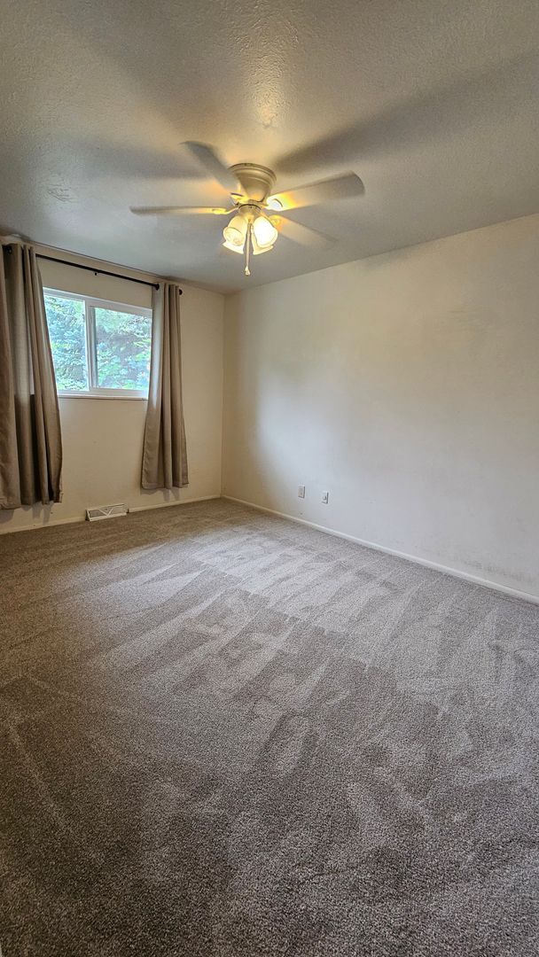 Building Photo - Spacious Bi Level home backing to open spa...