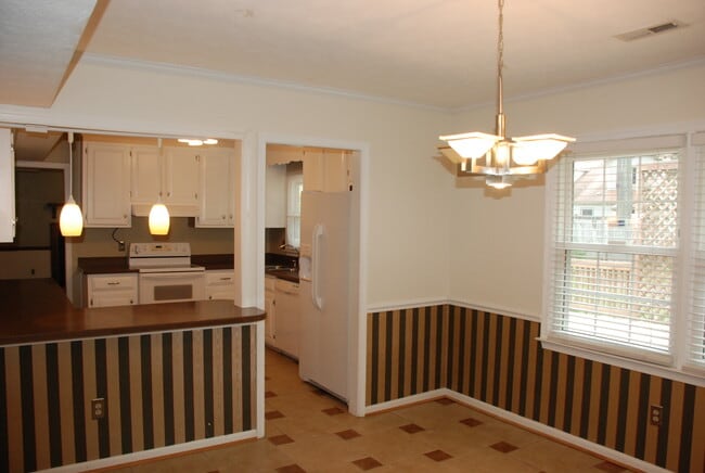 Building Photo - 3 Bedroom, 2.5 bath house in Newport News-Bernard Village