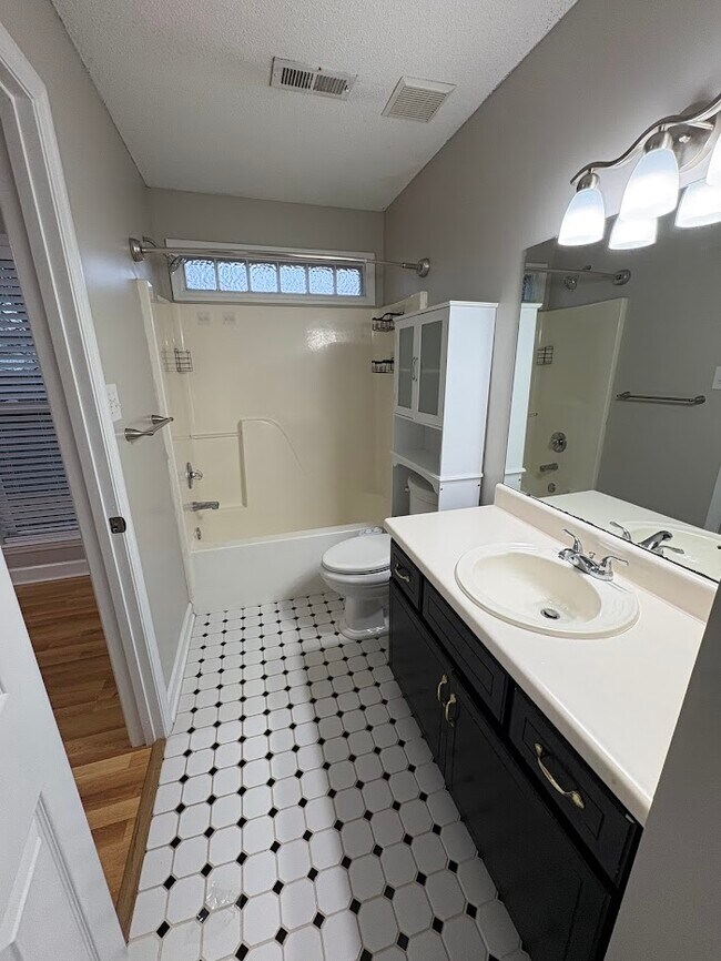 Building Photo - 103 Willow Green Dr