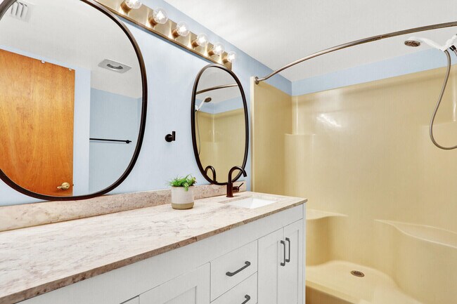 Building Photo - 8356 SE Croft Cir