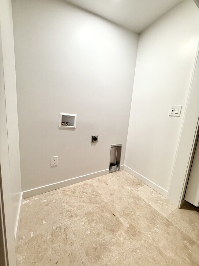 Building Photo - !! OPEN HOUSE !! Wednesday 4/22 - 2:00pm to 7:00pm