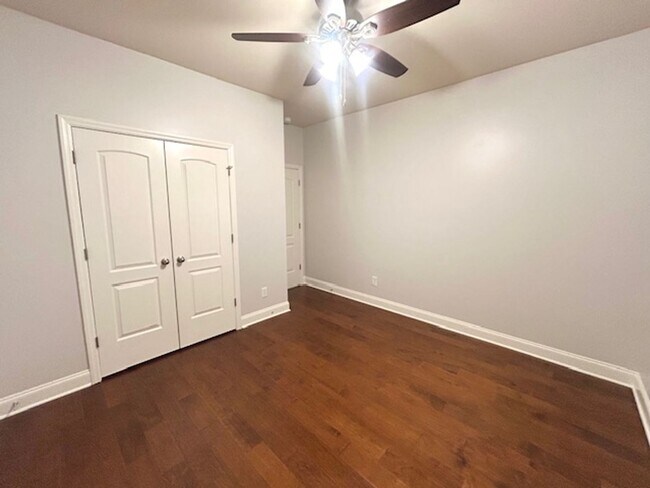 Building Photo - Spacious 4 bedroom, 3 bathroom single fami...