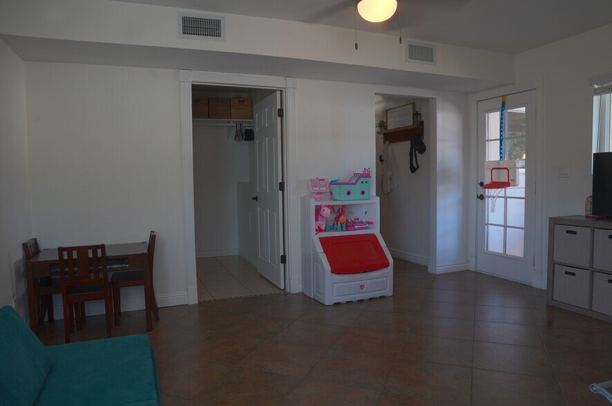 Building Photo - 2526 E Mercer Ln