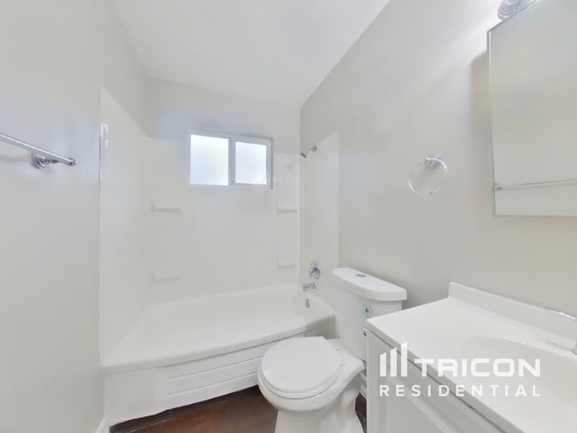 Building Photo - 325 Ladera Dr