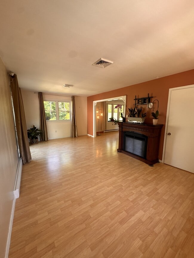 Building Photo - 4902 Creek Dr
