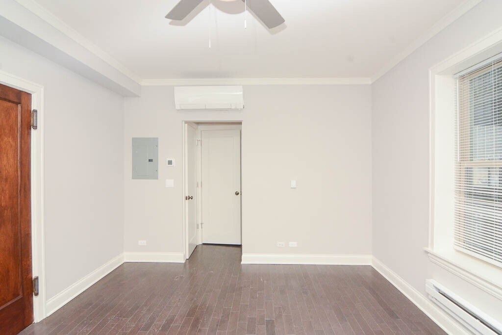 Building Photo - 645 W Wrightwood Ave