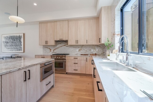 Building Photo - 1859 Barry Ave