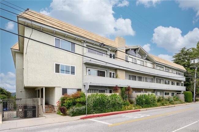 Building Photo - 2345 Roscomare Rd