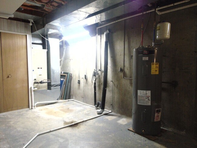 Building Photo - Fayette Family Farm House!