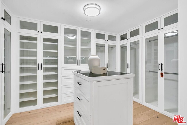 Building Photo - 802 N Crescent Dr