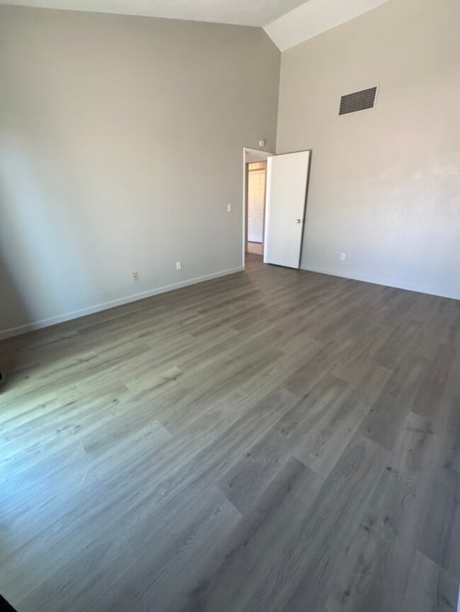 Building Photo - FOR RENT