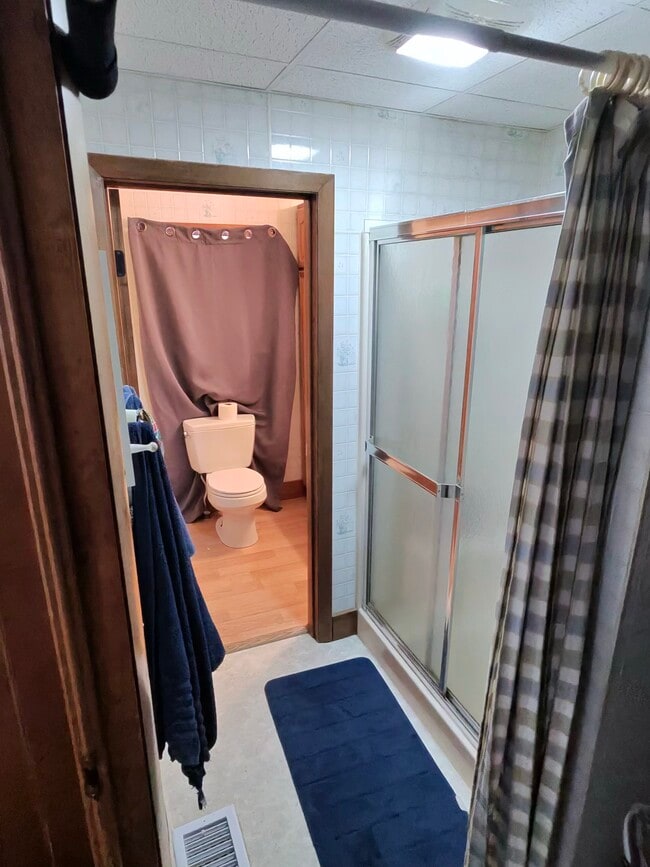 Building Photo - Spacious, Family Friendly, In-Town Home