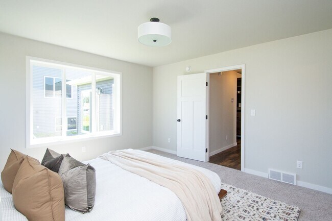 Building Photo - 4 Bed 3 Bath Single Family Home