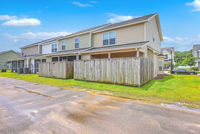 Building Photo - Spacious End-Unit Townhome with Modern Com...