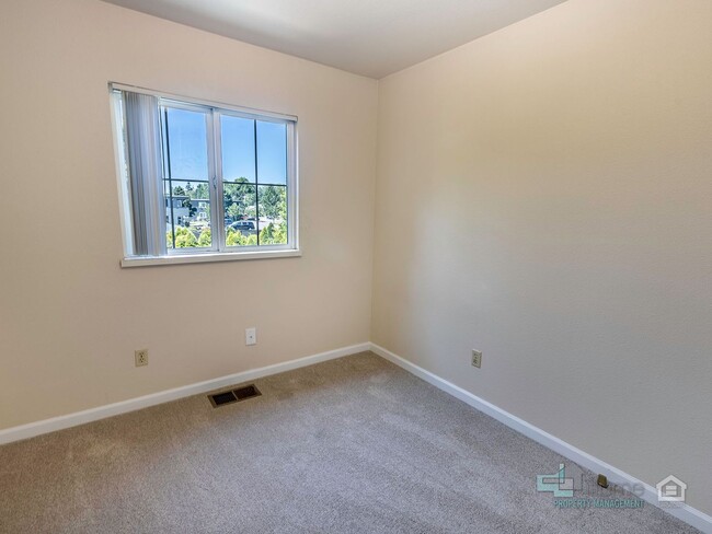 Building Photo - 3493-3493 Hawthorne Ave NE