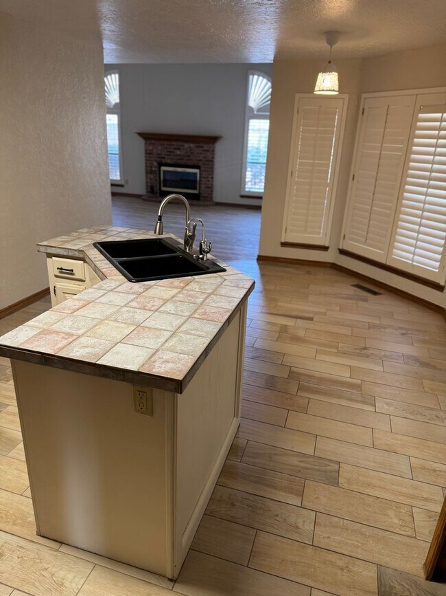 Building Photo - 4 bedroom 2 1/2 bath 3 car garage home