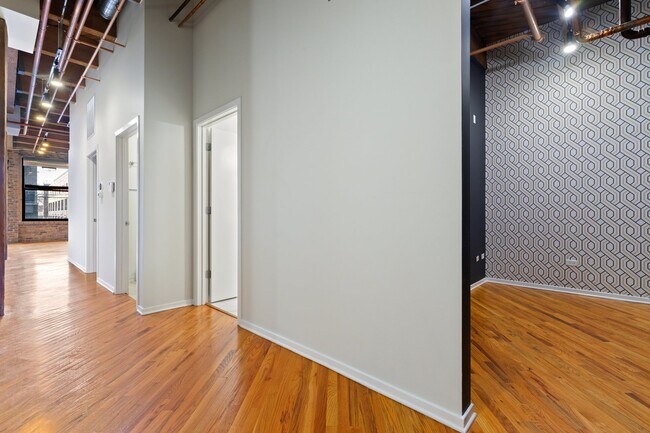 Building Photo - 1040 W Adams St