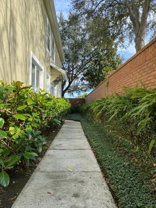 Building Photo - MOVE-IN SPECIAL!!! Townhome 3 Bedroom/2.5 Bathroom in Winter Park in a gated community