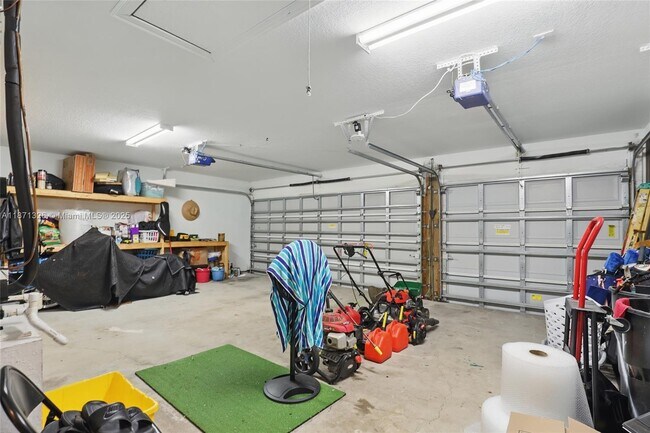 Building Photo - 1425 SW Oriole Ln