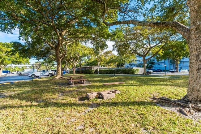 Building Photo - 120 Royal Pk Dr